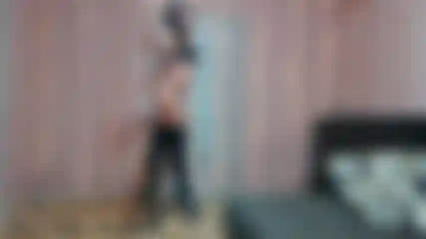 28. Pole dance con botas altas de stripper y lenceria + siento vibras :).