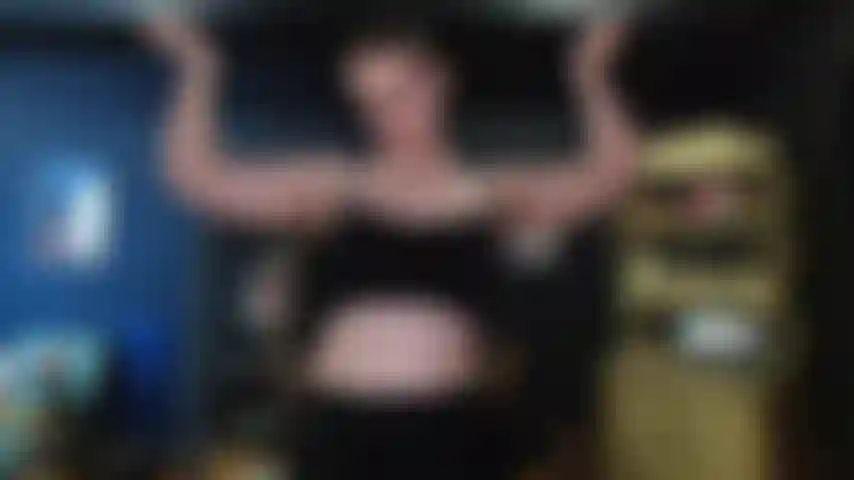 Adoración de músculos con mancuernas y adoración de pies.