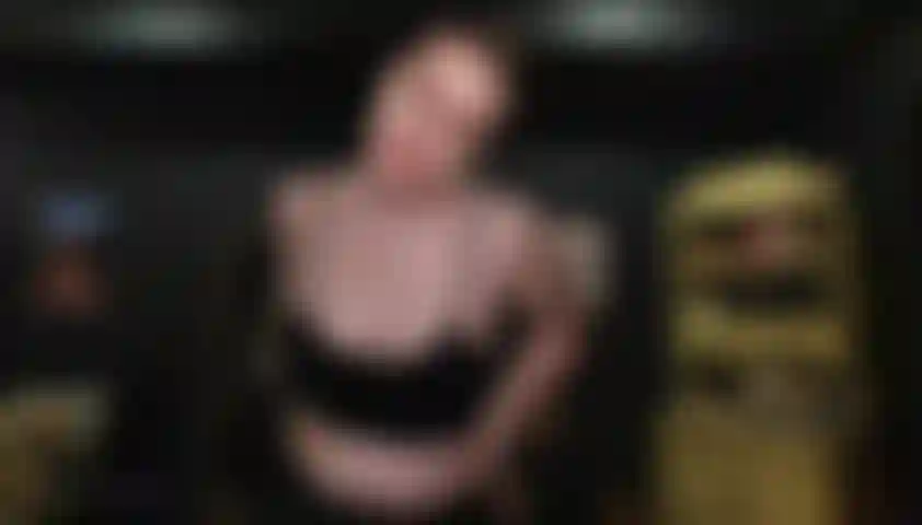 Chupando pollas en el bar para la diosa y tomando su carga.