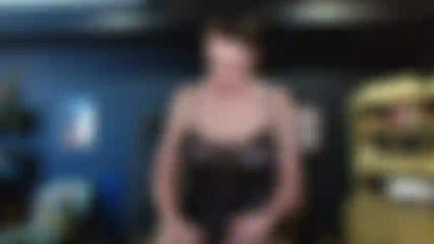 Sissy cuck recibe el arnés.