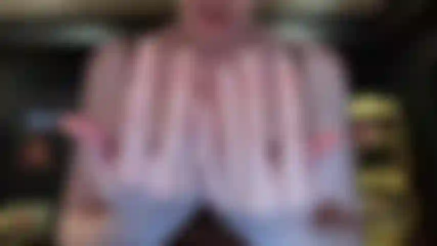 Correte por mis uñas afiladas como navajas.