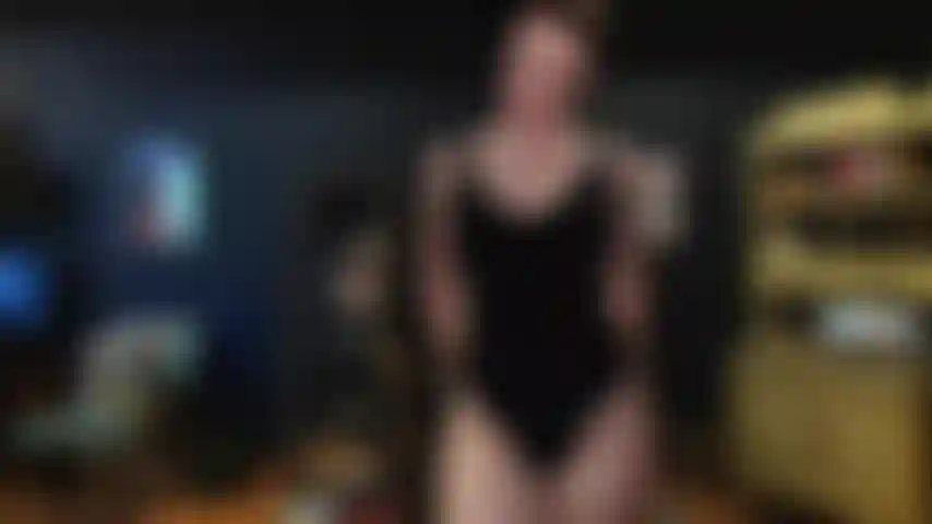 Chupa una polla rápida mientras acaricio mi arnés.