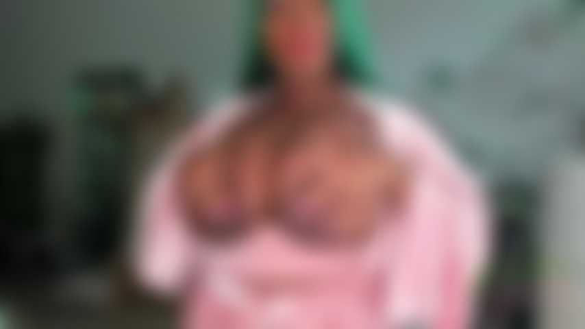 Diosa marley muestra tetas desnudas en terciopelo rosa.