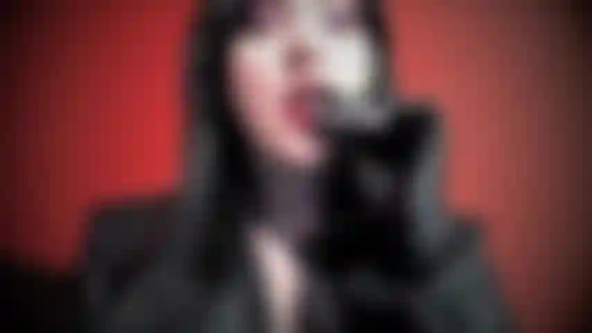 Me encanta fumar y a ti te encanta verme fumar. Llevo cuero y me veo fabulosa. Sin audio.