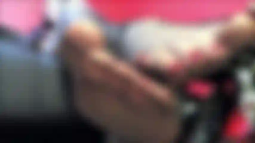 Este video es perfecto para todos los pajeros adictos a los pies débiles, que no pueden tener suficiente de mis pies perfectos. Llevo unas pantimedias negras muy transparentes mostrando mis pies divinos. Sin audio.