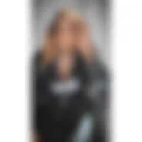 Zorra limpiabotas, es tu pasión servirme y complacerme. Tu pequeña polla se pone tan dura como limpias la suciedad de mis zapatos con tu boca.