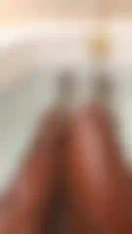 Video perfecto si te gustan las piernas largas y sexys de ébano, y si te gustan los pies de modelo deslumbrantes. Deja que la diosa te provoque un poco en mi baño caliente.