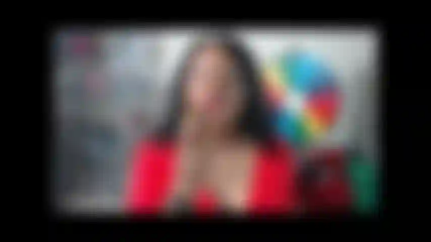 Show grabado: labial y lengua guarrilla.