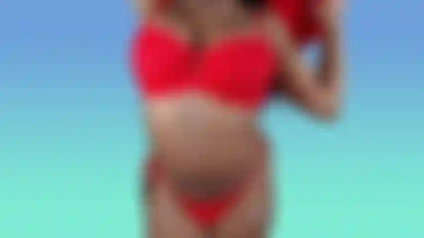Destrucción de top ajustado - mírame cambiar de lencería a un top ajustado tensándose sobre mis grandes tetas de ébano y luego rasgarlo por la mitad con mis propias manos.