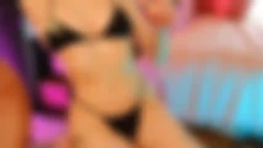 Hermoso video grabado con una cámara profesional engrasando y masajeando mi cuerpo en forma con muchos primeros planos. Pon tu canción favorita o disfruta de los sonidos naturales.