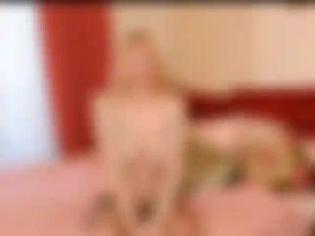 Haciéndote mi estúpida perdedora todo el día.