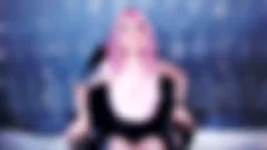 La diosa se ríe y te provoca con su gran paleta y su polla.