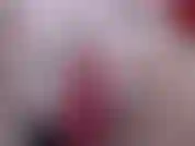 Coño de primer plano, gran chorro en falda de colegiala. Digitacion y penetracion con dildo grande. Depilada, gimiendo, sin musica.