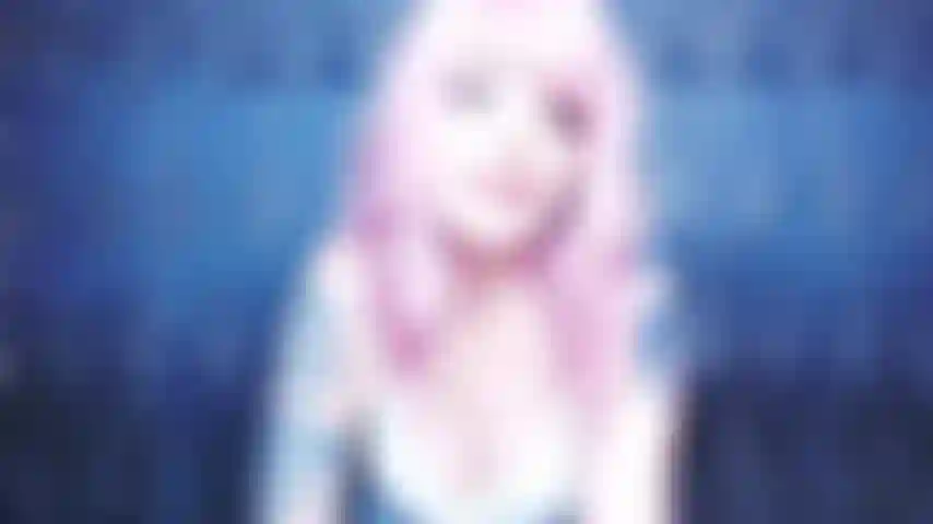 Diosa se ríe y se burla de tu pequeño pene.
