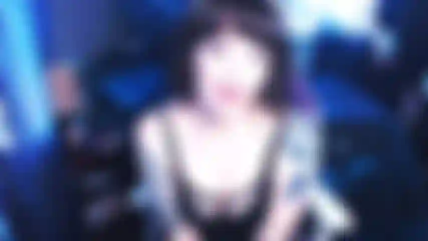 Diosa te hace comer y olfatear sus braguitas!