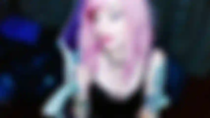 La diosa te convence de encerrar tu pequeña polla en una jaula. Puro cebo de castidad y luego te niega cualquier atisbo de su perfección. La diosa también te muestra sus pies perfectos y te convence de probar el pegging como forma de liberación. El único tipo de liberación que vas a conseguir.