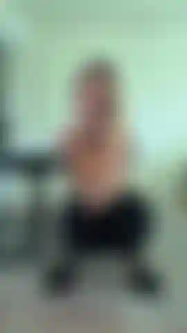 Video personalizado con medias de nylon y leggings negros.