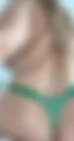 Haciendo rebotar mi jugoso culo y abriendo mis agujeros para ti.