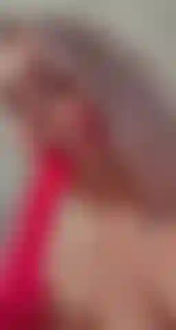 Me encanta chupar mi dildo y luego follarme el coño con el.