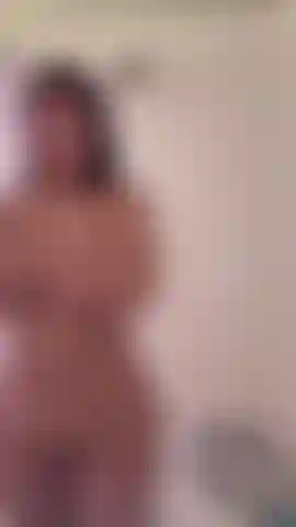 Desnuda y mojada.