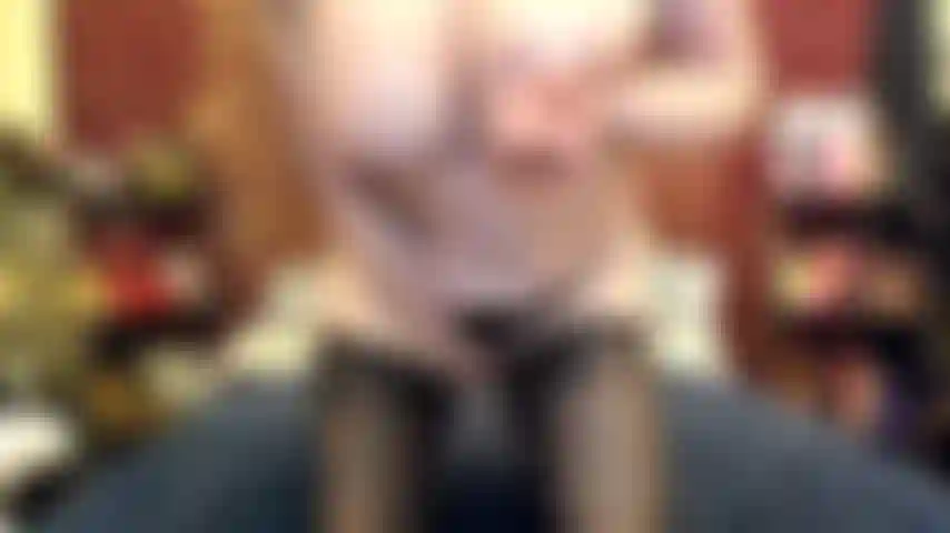 ( Gs.383) GoldieStar se presenta en show de oro. Roleplay(llamando a todos los chicos de la sala por su nombre...) 9 Minutos. Milf, medias negras. Bragas. Tacones negros con tachuelas, tetas grandes, juguete interactivo, anal, dp (12/12/2021).