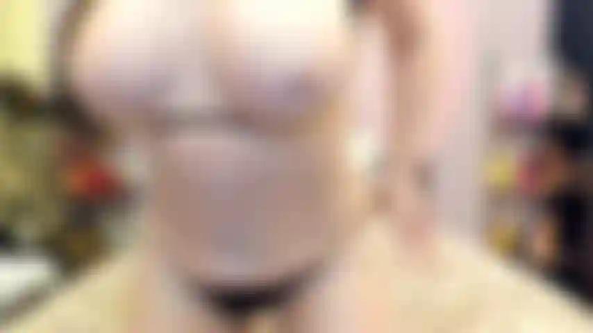 ( Gs.368) GoldieStar se presenta en show de oro. Roleplay(llamando a todos los chicos de la sala por su nombre...) 10:01 Minutos. Sujetador negro. Bragas, tetas grandes, coño peludo, juguete anal interactivo con luz, squirting, todos consoladores blancos (5/12/2021).