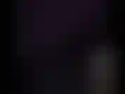 (38) GoldieStar va a las cabinas de videojuegos y chupa la polla a través de un gloryhole.
