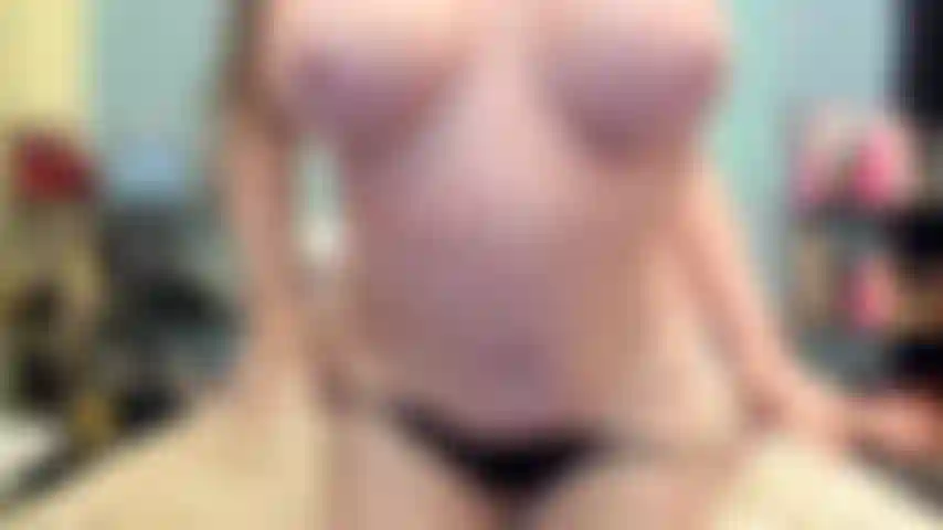 ( Gs.689) GoldieStar se presenta en show de oro - 11:01 minutos. Culazo, juguete interactivo, tetas grandes, gilf, gran consolador rosa, anal, doble penetración, squirting, pies descalzos (8/8/2022).