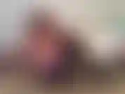 (82) GoldieStar en este conjunto de fotografías de presentación lleva un corsé rosa con medias negras y tacones de diamantes de imitación verde azulado. Juego de coño.