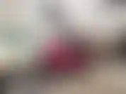 (37) GoldieStar en este conjunto de fotos de presentación de diapositivas usa un top de rejilla rosa y medias negras de encaje morado con tacones negros. Juego de coño.