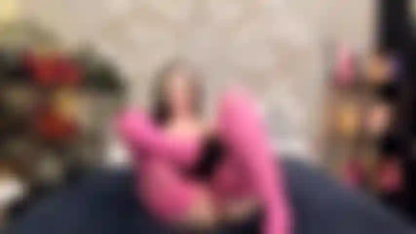 ( Gs.395) GoldieStar se presenta en show de oro. Roleplay(llamando a todos los chicos de la sala por su nombre...) 11:02 Minutos. Vestido rosa. Bragas. Medias, zapatos de tacón negros, tetas grandes, coño peludo, squirting, anal, doble penetración, juguete interactivo con luces (17/12/2021).