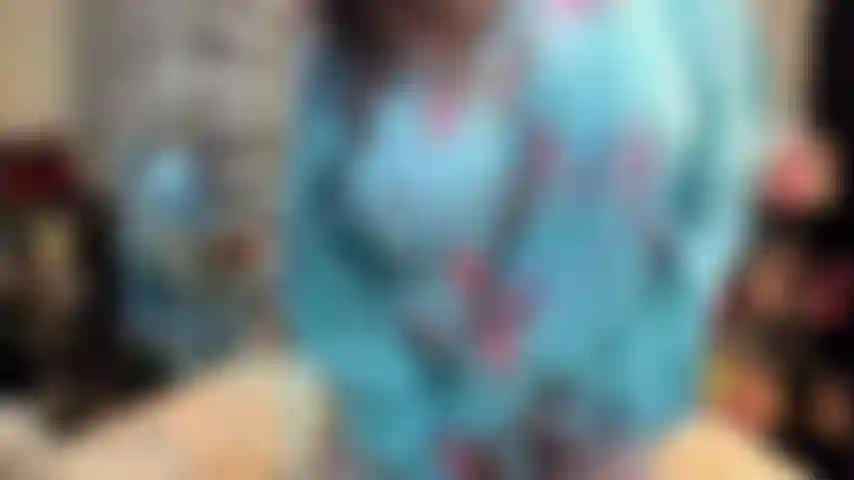 ( Gs.838) GoldieStar se presenta en show de oro - 11:01 minutos. Gilf, tetas grandes, coño peludo, pies descalzos, squirting, digitación de coño, anal, doble penetración, todos consoladores blancos (9/12/2022).