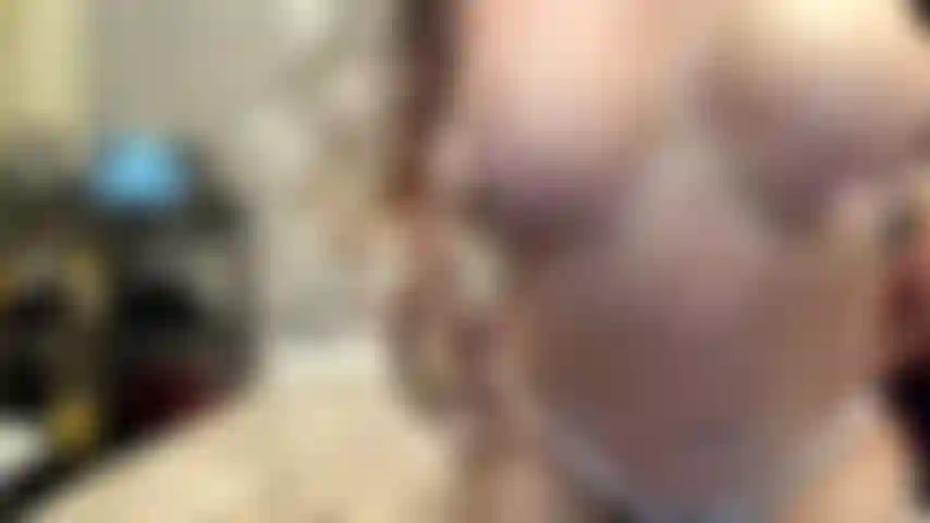 ( Gs.736) GoldieStar se presenta en show de oro - 10 minutos. Tetas grandes, coño peludo, gran culo, gilf, squirting, pies descalzos, tacones negros, anal (25/8/2022).