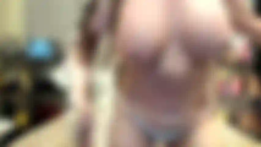 ( Gs.735) GoldieStar se presenta en show de oro - 11 minutos. Gilf, coño peludo, squirting, tetas grandes, culo grande, pies descalzos, anal, doble penetración, todos consoladores blancos (25/8/2022).