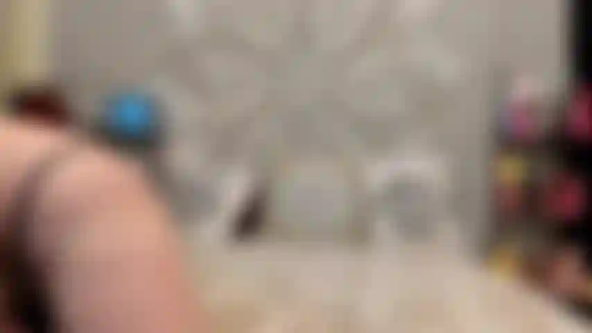 ( Gs.799) GoldieStar se presenta en show de oro - 10 minutos. Tetas grandes, gilf, coño peludo, squirting, pies descalzos, gran consolador rosa, anal, dp (13/11/2022).