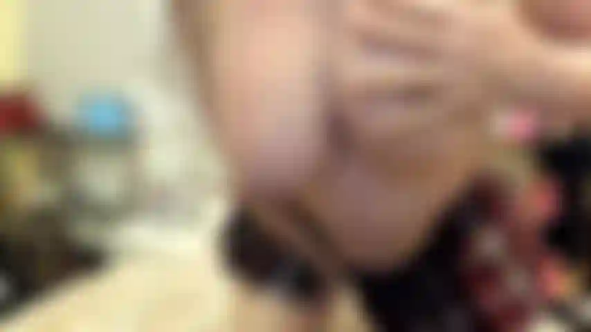 ( Gs.802) GoldieStar se presenta en show de oro - 10 minutos. Falda de cuadros, tetas grandes, culo grande, coñito peludo, tacones negros de strass, squirting, consolador blanco (16/11/2022).