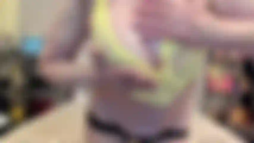 ( Gs.727) GoldieStar se presenta en show de oro - 9 minutos. Top de malla amarilla, tetas grandes, gilf, juguete interactivo, gran consolador rosa, pies descalzos, coño peludo, squirting, juguete anal interactivo, anal, dp (21/8/2022).