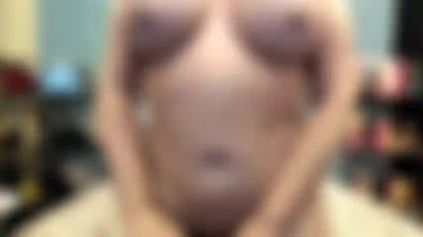 ( Gs.694) GoldieStar se presenta en show de oro - 8 minutos. Tetas grandes, gilf, coñito peludo, culo grande, medias negras, squirting, anal (10/8/2022).