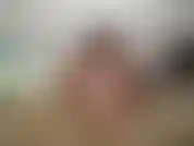 (9) GoldieStar se pone lápiz labial... Lubrica su coño con un émbolo lubricante... Luego le folla el coño con un consolador rojo y juega con los pies.