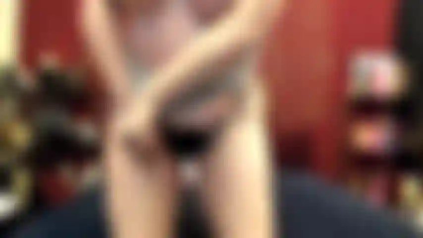 ( Gs.561) GoldieStar se presenta en show de oro - 9:59 minutos. Gilf, tacones de plataforma rojos, tetas grandes, coño peludo, squirting, anal, doble penetración, todos consoladores blancos (14/05/2022).