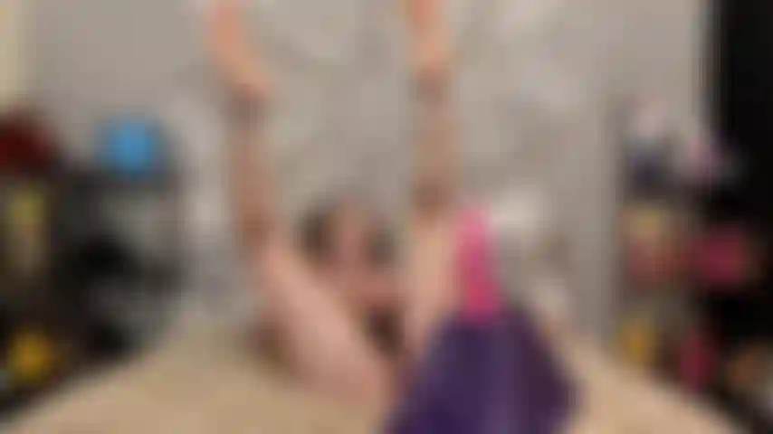 ( Gs.813) GoldieStar se presenta en show de oro - 10 minutos. Pies descalzos, tetas grandes, squirting, juego de pies, coño peludo, juguete interactivo, anal, doble penetración con consoladores negros, semen cremoso (19/11/2022).