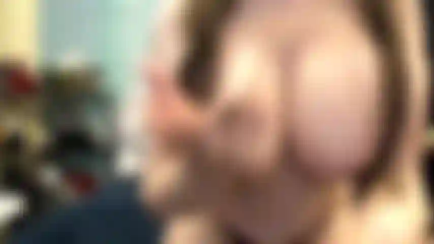 ( Gs.582) GoldieStar se presenta en show de oro - 9 minutos. Tetas grandes, gilf, squirting, pies descalzos, anal, cabalgando (26/05/2022).