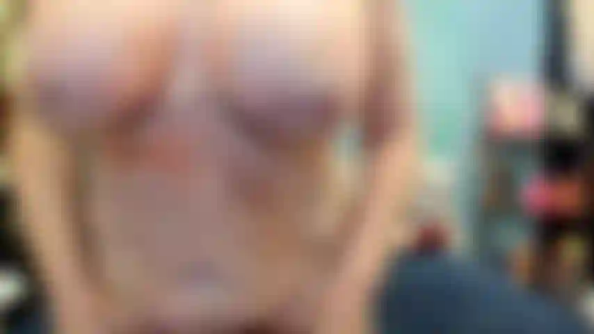 ( Gs.655) GoldieStar se presenta en show de oro - 9 minutos. Gilf, tetas grandes, pies descalzos, coño peludo, squirting, coño abierto (2/7/2022).