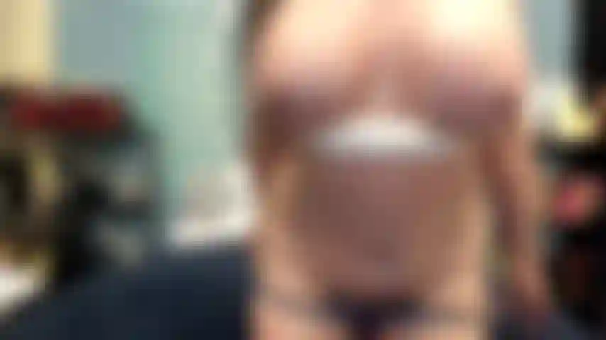 ( Gs477) GoldieStar se presenta en show de oro. Juego de roles (llamando a todos los presentes en la sala por su nombre...) 8:55 Acta. Gilf, tetas grandes, squirting, pies descalzos, aceite, anal, dp, todos consoladores blancos (19/02/2022).