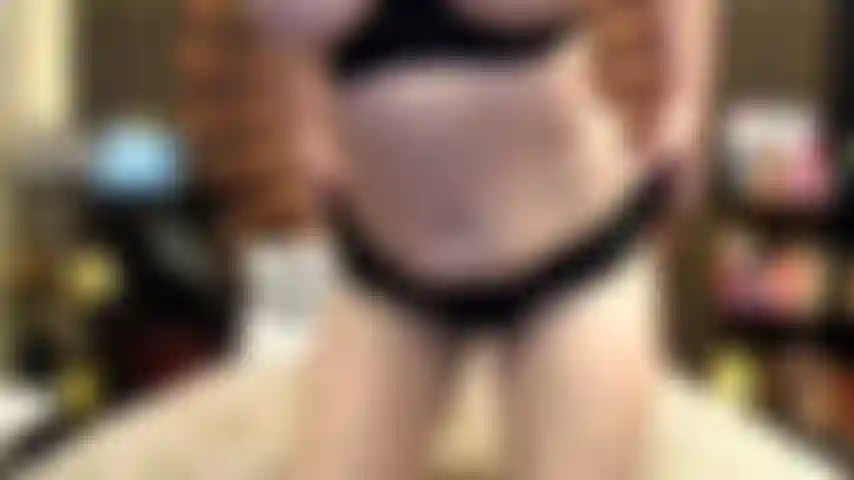 ( Gs.740) GoldieStar se presenta en show de oro - 9 minutos. Tacones negros con púas, gilf, tetas grandes, coño peludo, squirting, anal, dp (27/8/2022).