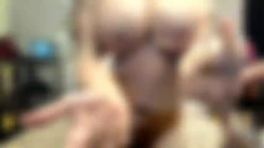 ( Gs.794) GoldieStar se presenta en show de oro - 9 minutos. Tetas grandes, coño peludo, pies descalzos, gilf, squirting, anal (29/10/2022).