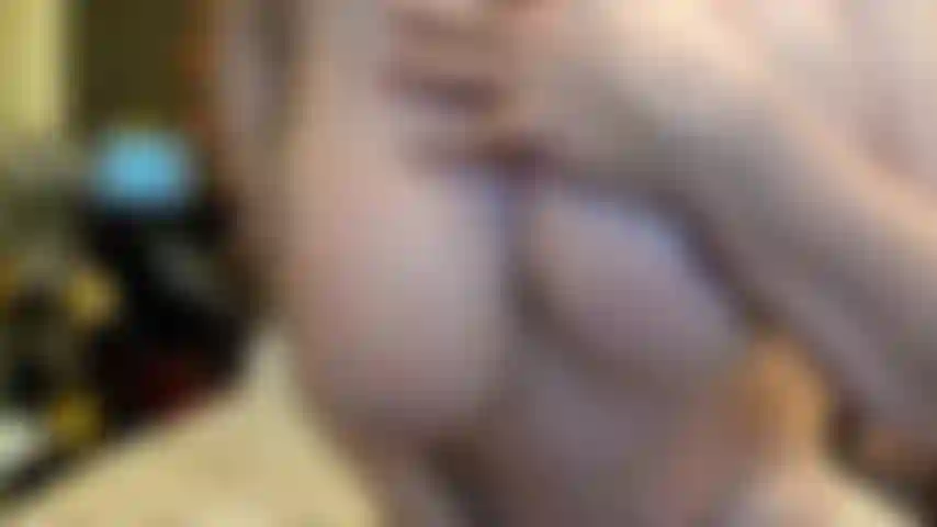 ( Gs.576) GoldieStar se presenta en show de oro - 10 minutos. Tetas grandes, gilf, squirting, coño peludo, pies descalzos, cabalgando, juego con los pies, anal, doble penetración, todos consoladores blancos (27/8/2022).