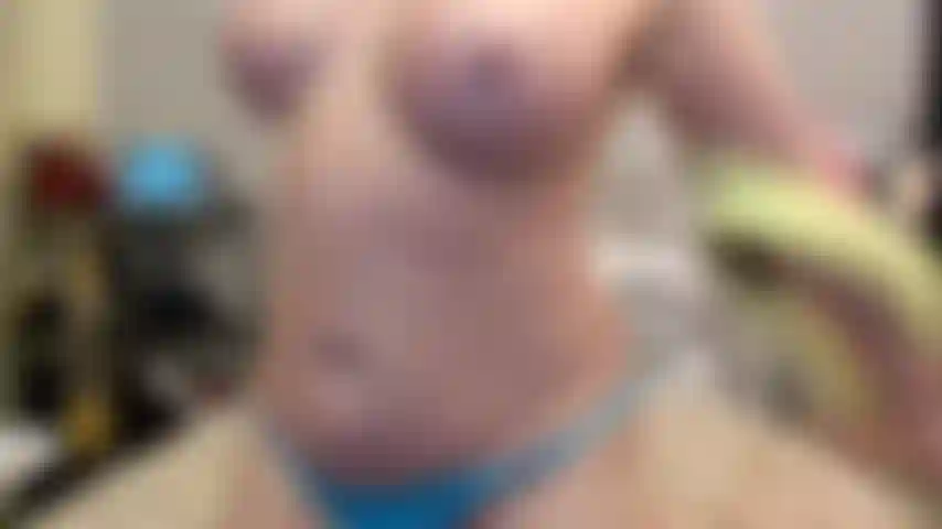 ( Gs.713) GoldieStar se presenta en show de oro - 9 minutos. Tetas grandes, culo grande, gilf, pies descalzos, squirting, anal, doble penetración interracial, coño peludo (15/8/2022).