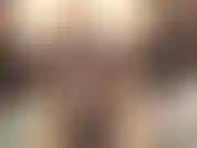 (21) GoldieStar se folla el estrecho coño con un consolador morado mientras juega con los pezones.