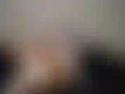 (7) GoldieStar juega con un gran consolador acrílico transparente y se folla con un gran consolador acrílico negro con calcetines y tacones de corazones rosas.